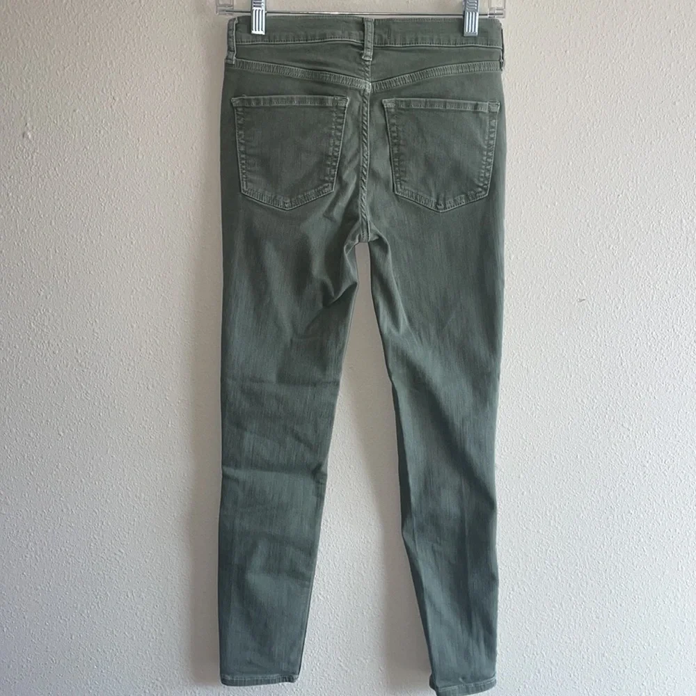 002: FREE PEOPLE green cropped skinny jeans with ripped knees Women’s size 26